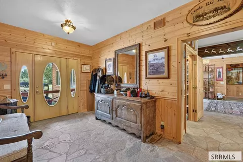 Entry Way - 6258 Bartlett Point Rd, Mackay, ID 83251 photo 4 of 5