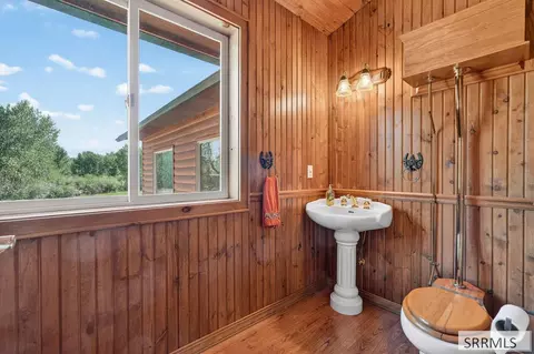 Bath - 6258 Bartlett Point Rd, Mackay, ID 83251 photo 1 of 4