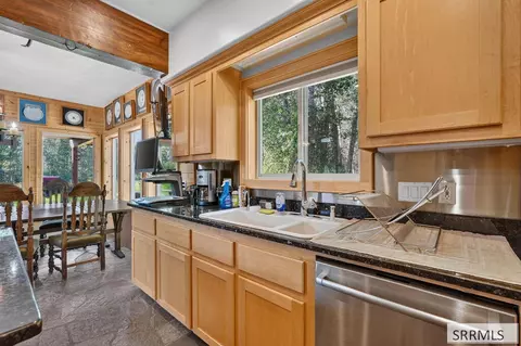 Kitchen - 6258 Bartlett Point Rd, Mackay, ID 83251 photo 5 of 6