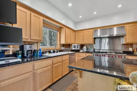 Kitchen - 6258 Bartlett Point Rd, Mackay, ID 83251 photo 4 of 6
