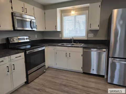 Kitchen - 660 S 2nd E, Saint Anthony, ID 83445 photo 2 of 4