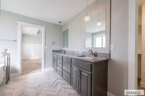 Bath - 4802 Porter Dr, Ammon, ID 83406 photo 4 of 6