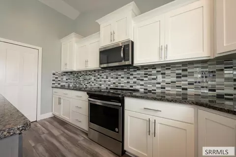 Kitchen - 4802 Porter Dr, Ammon, ID 83406 photo 4 of 4