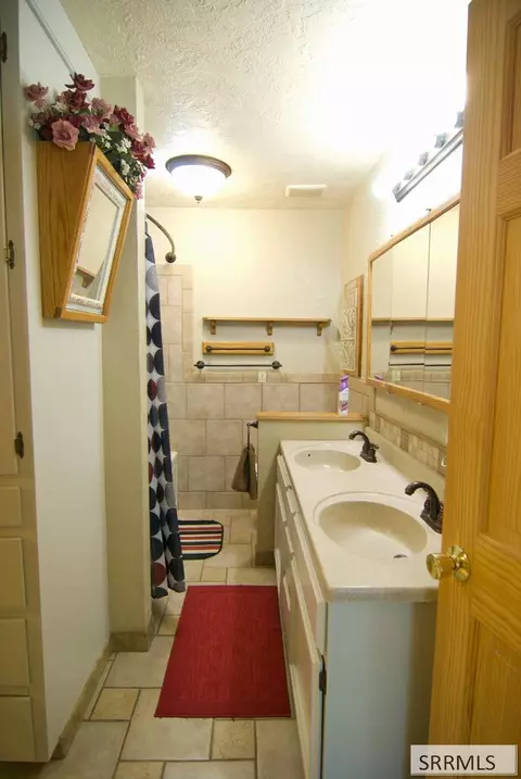 Bath - 3873 E 200 N, Rigby, ID 83442 photo 2 of 3
