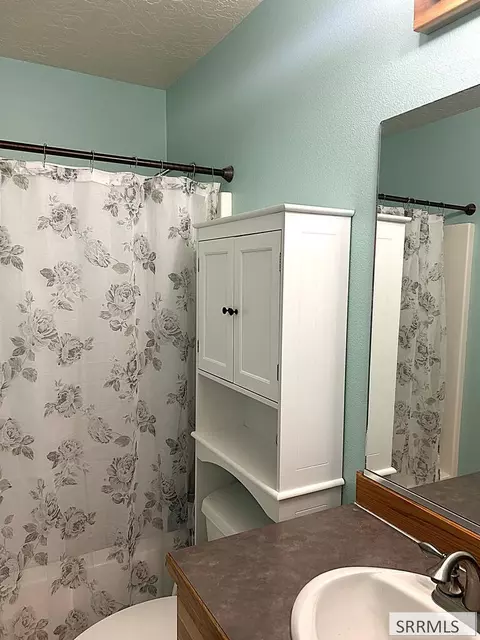 Bath - 712 Monroe St, Salmon, ID 83467 photo 3 of 6