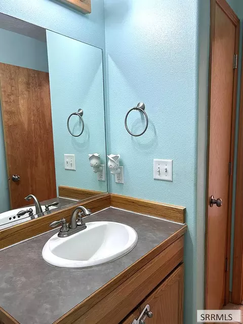Bath - 712 Monroe St, Salmon, ID 83467 photo 4 of 6