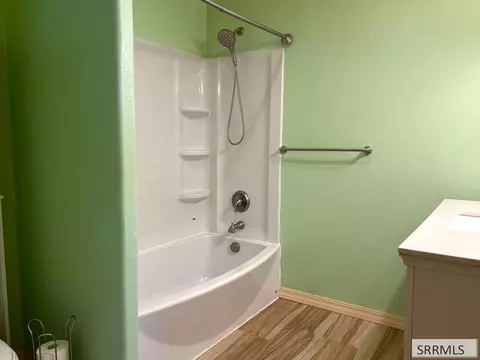 Bath - 712 Monroe St, Salmon, ID 83467 photo 5 of 6