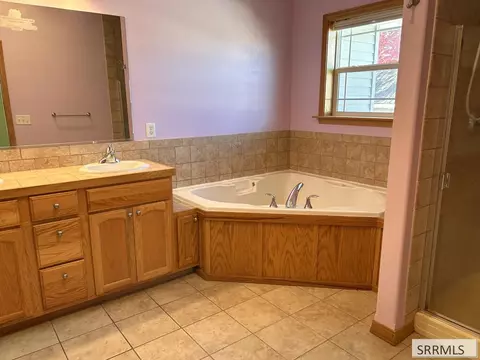 Bath - 712 Monroe St, Salmon, ID 83467 photo 1 of 6