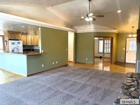 Living - 712 Monroe St, Salmon, ID 83467 photo 4 of 14