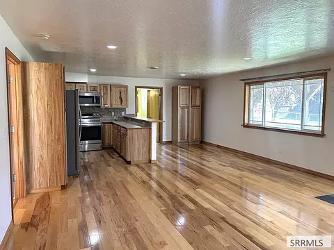 Living - 712 Monroe St, Salmon, ID 83467 photo 7 of 14