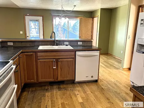 Kitchen - 712 Monroe St, Salmon, ID 83467 photo 2 of 6