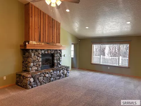 Living - 712 Monroe St, Salmon, ID 83467 photo 3 of 14