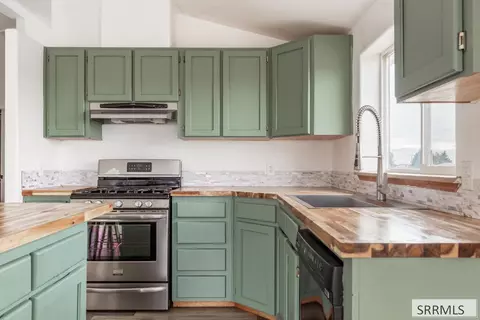 Kitchen - 789 S 1400 W, Pingree, ID 83262 photo 2 of 3