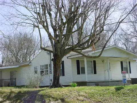 606 E Main St, Decherd, TN 37324 photo 2