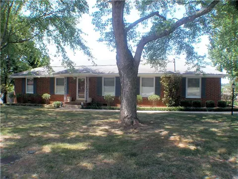 302 Mary Sharp Dr, Decherd, TN 37324 photo 1