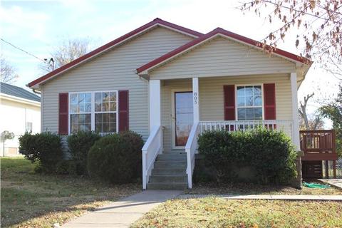 805 W 5th St, Dickson, TN 37055
