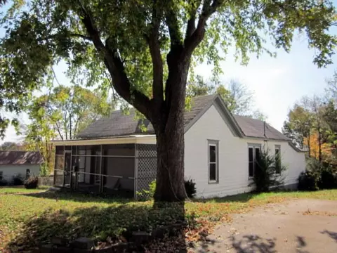 306 E Railroad St, Dickson, TN 37055 photo 2
