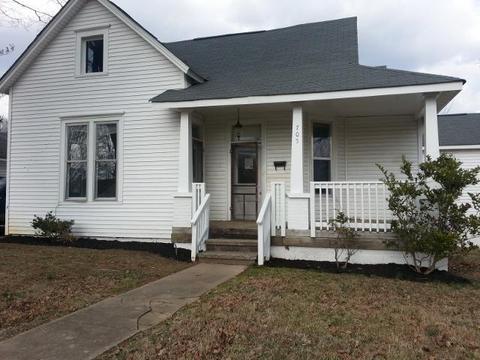 705 W Walnut St, Dickson, TN 37055 photo 1