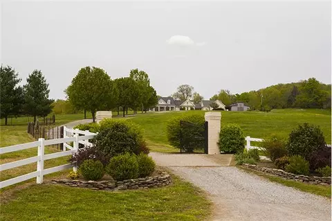 225 Chipman Rd, Bethpage, TN 37022 photo 2
