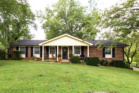 1202 Ridgecrest Dr, Dickson, TN 37055 photo 1