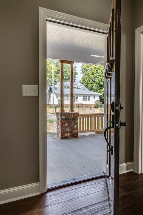 402 W College St, Dickson, TN 37055 photo 5