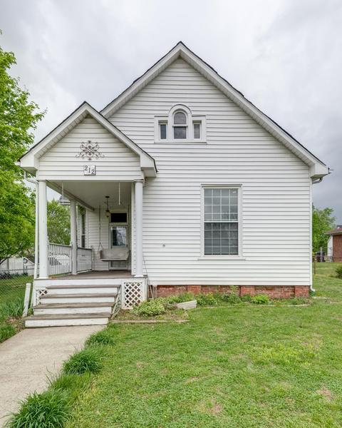 212 E Walnut St, Dickson, TN 37055 photo 2