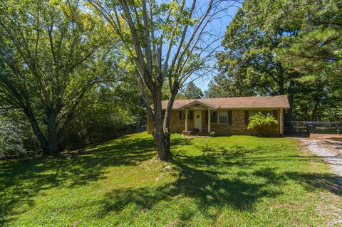 114 Maple St, Dickson, TN 37055 photo 1