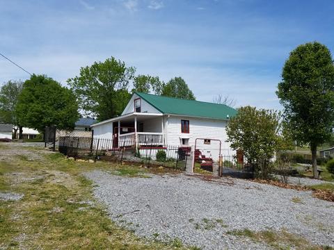 906 W 3rd St, Dickson, TN 37055 photo 3
