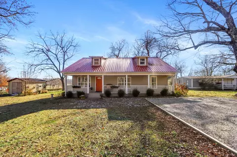 124 S 3rd St, Dickson, TN 37055 photo 2