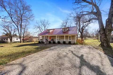 124 S 3rd St, Dickson, TN 37055 photo 3