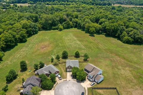 1004 Mccutchan Ct, Spring Hill, TN 37174 photo 2