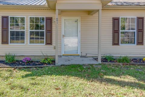 605 W 3rd St, Dickson, TN 37055 photo 4