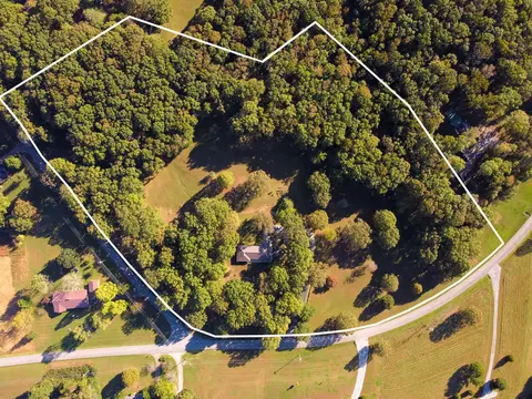 2705 Skyview Dr, Centerville, TN 37033 photo 1