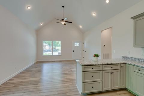 805 W 3rd St, Dickson, TN 37055 photo 3
