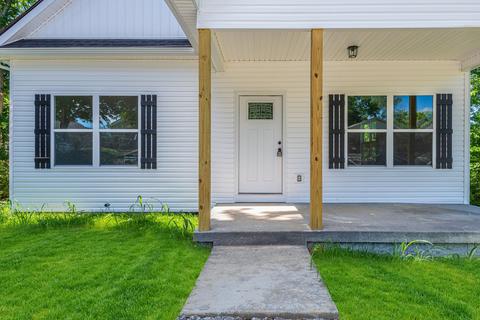 805 W 3rd St, Dickson, TN 37055 photo 2