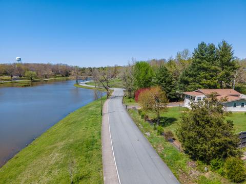 106 E Lake Dr, Dickson, TN 37055 photo 1