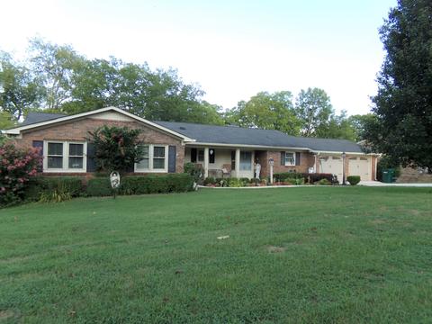 1306 Jackson Dr, Pulaski, TN 38478 photo 1