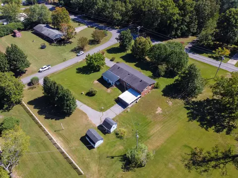 2430 Skyview Dr, Centerville, TN 37033 photo 2