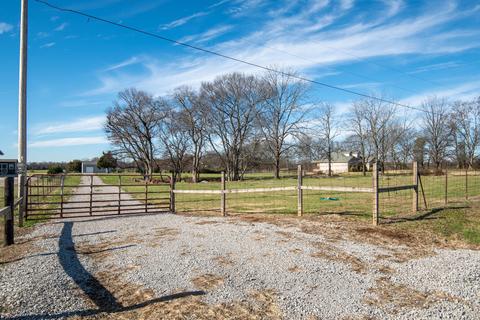 4866 Moses Rd, Columbia, TN 38401