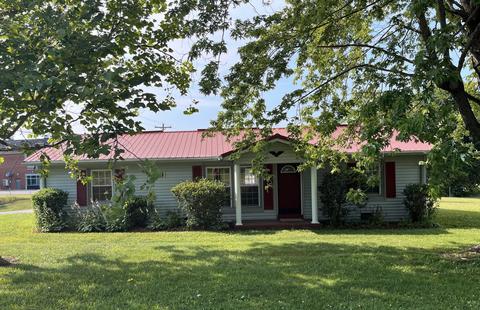 1023 N 1st St, Westmoreland, TN 37186
