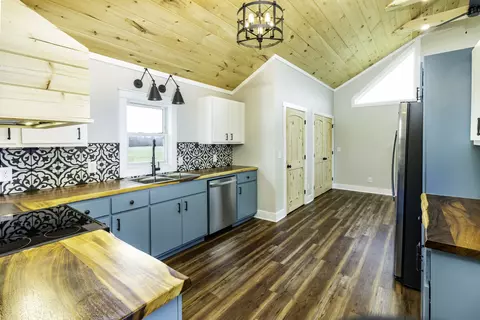 2081 Fall River Rd, Leoma, TN 38468