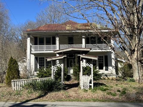 202 Mcclure St, Red Boiling Springs, TN 37150