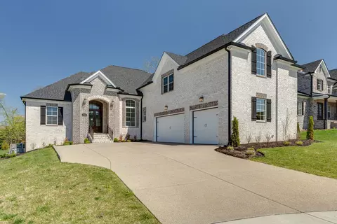 1012 Keeneland Dr, Gallatin, TN 37066