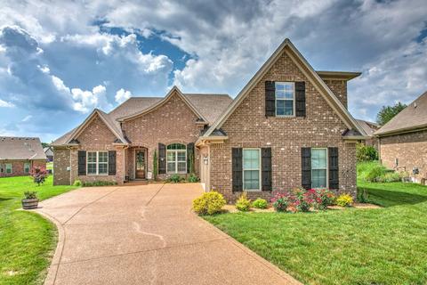 208 Blackthorn Ln, Gallatin, TN 37066