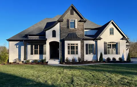 1046 Sinatra Dr, Nolensville, TN 37135
