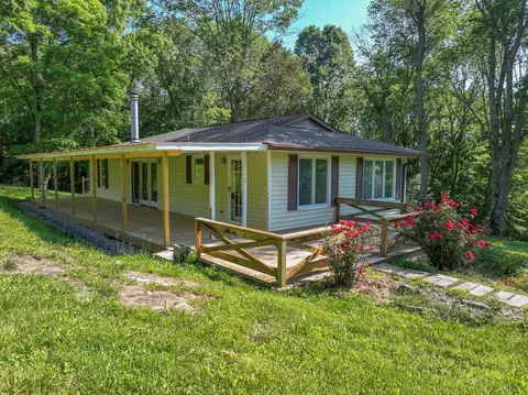 140 Green Mountain Ln, Bethpage, TN 37022