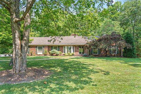 612 Deepwood Dr, Hopkinsville, KY 42240