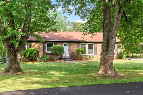 204 Maplewood Dr, Clarksville, TN 37042
