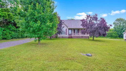 38 Hunters Ridge Dr, Fayetteville, TN 37334