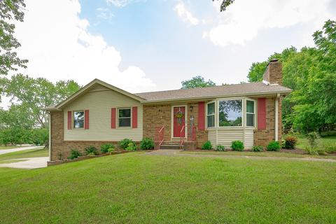 809 Laurel Dr, Clarksville, TN 37043